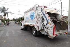 Ayuntamiento de Guadalajara limpia basura dejada por tianguis