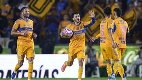 Jugadores de Tigres festejando un gol ante Necaxa en la jornada 13 del Apertura 2025.
