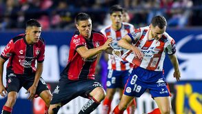 Uros Durdevic y Sebastien Salles-Lamonge, durante el partido de Atlas y San Luis en la Jornada 13.