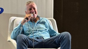 Xavier Velasco en conferencia en la FIL Monterrey