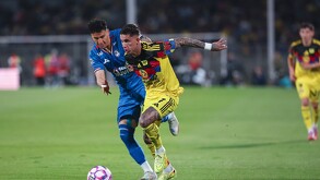 Jorge Sánchez y Brian Rodríguez disputando un balón durante el Clásico Joven de Cruz Azul vs América.