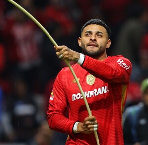 Alexis Vega cargando una bandera de Toluca previo al partido ante Gallos Blanco. Alexis Vega cargando una bandera de Toluca previo al partido ante Gallos Blanco.