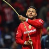 Alexis Vega cargando una bandera de Toluca previo al partido ante Gallos Blanco. Alexis Vega cargando una bandera de Toluca previo al partido ante Gallos Blanco.