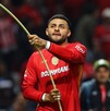 Alexis Vega cargando una bandera de Toluca previo al partido ante Gallos Blanco. Alexis Vega cargando una bandera de Toluca previo al partido ante Gallos Blanco.