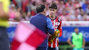 Gabriel Milito dando indicaciones al joven delantero Armando 'Hormiga' González en el partido entre Chivas y Mazatlán.