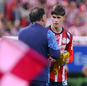 Gabriel Milito dando indicaciones al joven delantero Armando 'Hormiga' González en el partido entre Chivas y Mazatlán. Gabriel Milito dando indicaciones al joven delantero Armando 'Hormiga' González en el partido entre Chivas y Mazatlán.