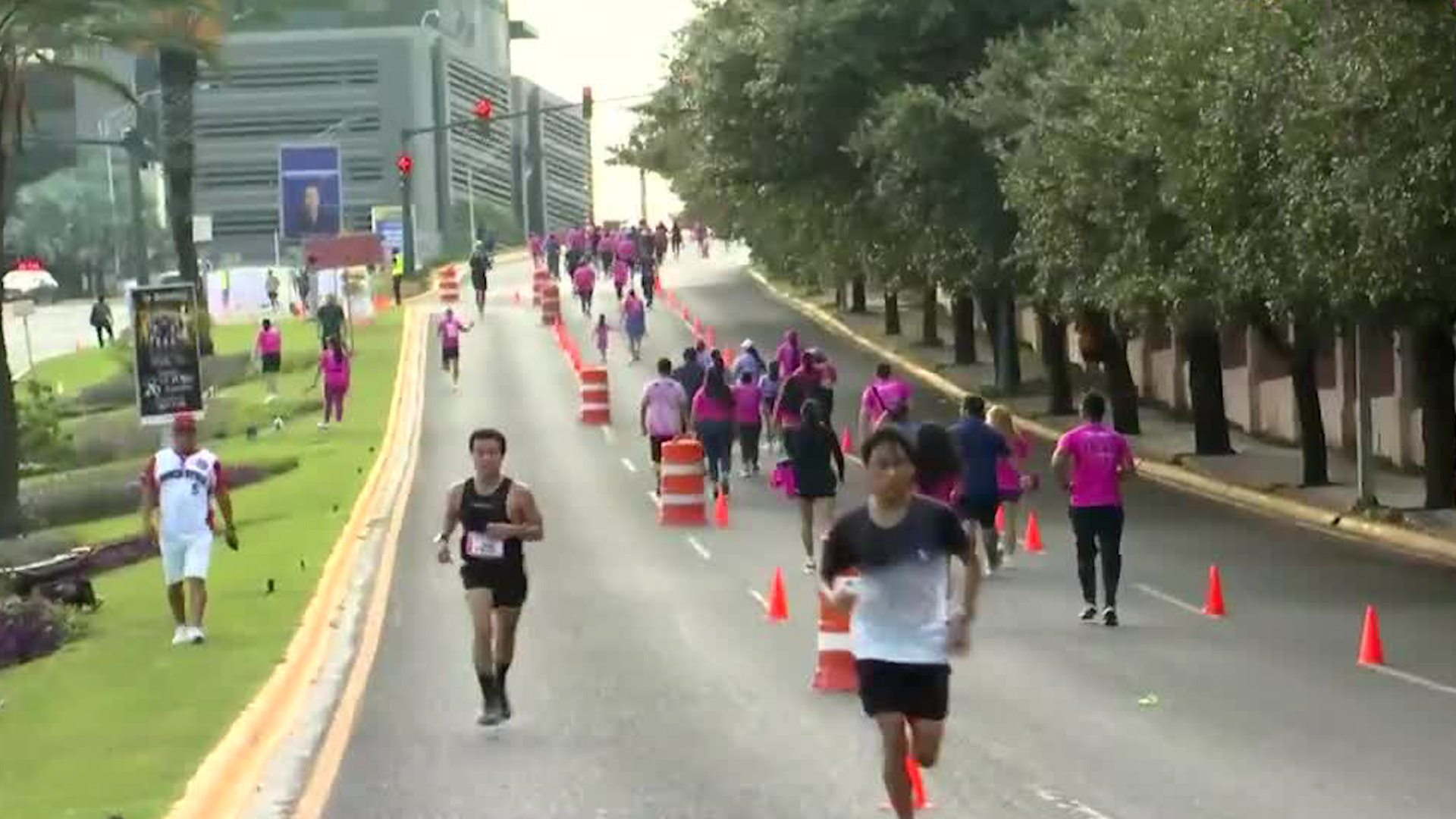 El evento recauda dinero para beneficiar a mujeres en tratamientos y operaciones.