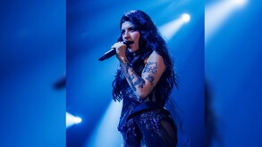 Cazzu cantando en su concierto en Monterrey