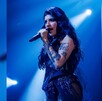 Cazzu cantando en su concierto en Monterrey