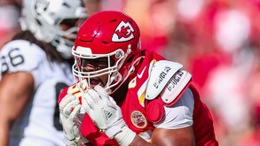 Chris Jones de los Kansas City Chiefs celebró un bloqueo sobre un jugador de Las Vegas Raiders.