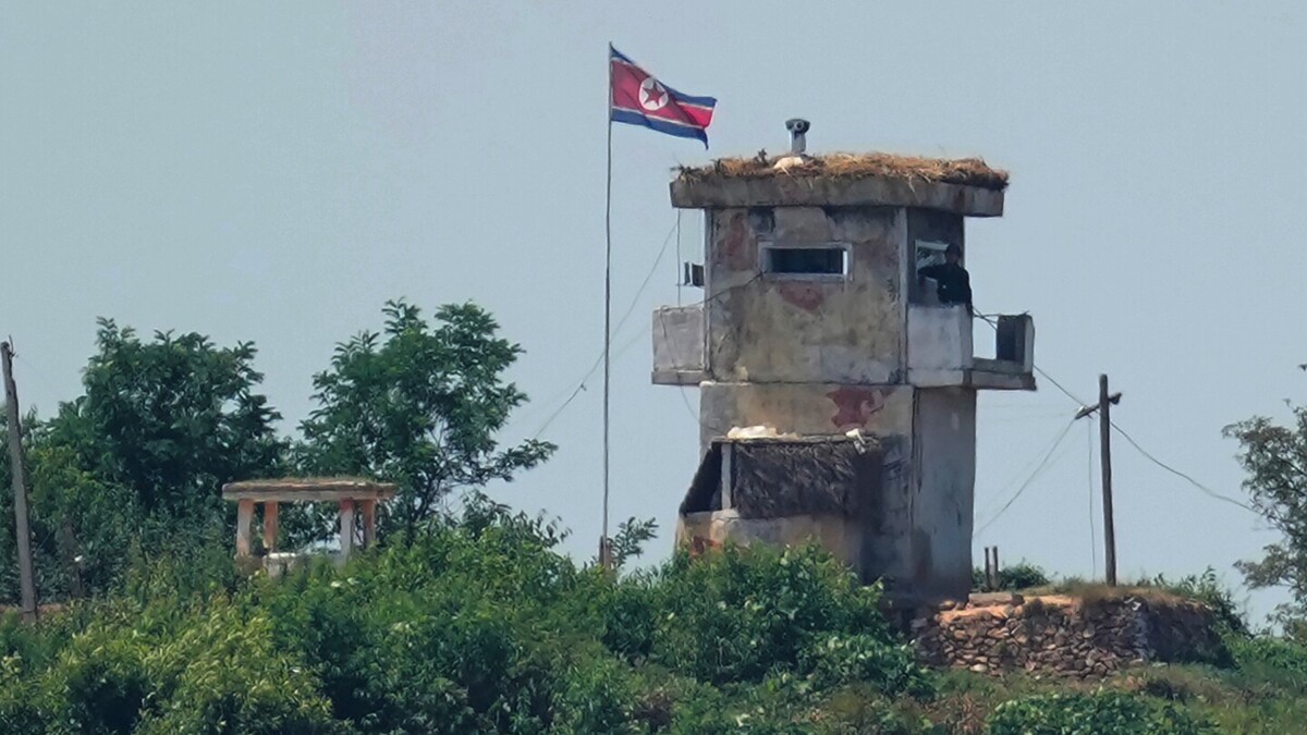Torre militar en la frontera de Corea del Norte y Corea del Sur Torre militar en la frontera de Corea del Norte y Corea del Sur