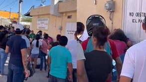 Mujeres peleando en el centro.
