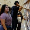 Regios disfrutan de varios títulos disponibles en la FIL Monterrey 2025. Regios disfrutan de varios títulos disponibles en la FIL Monterrey 2025.