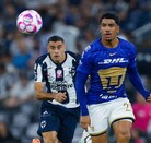 Germán Berterame y Ángel Azuaje disputando un balón en el partido entre Pumas y Rayados por la jornada 13.