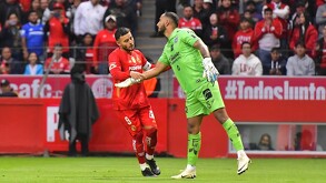 Alexis Vega y Gullermo Allison dándose la mano, luego de que el arquero le reclamara al delantero por su gesto.