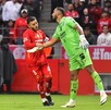 Alexis Vega y Gullermo Allison dándose la mano, luego de que el arquero le reclamara al delantero por su gesto. Alexis Vega y Gullermo Allison dándose la mano, luego de que el arquero le reclamara al delantero por su gesto.