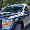 Primer plano de una camioneta de la Policía de Guadalajara estacionada en la calle, con otra patrulla detrás. Al fondo se distingue un área de juegos mecánicos Primer plano de una camioneta de la Policía de Guadalajara estacionada en la calle, con otra patrulla detrás. Al fondo se distingue un área de juegos mecánicos