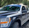 Primer plano de una camioneta de la Policía de Guadalajara estacionada en la calle, con otra patrulla detrás. Al fondo se distingue un área de juegos mecánicos Primer plano de una camioneta de la Policía de Guadalajara estacionada en la calle, con otra patrulla detrás. Al fondo se distingue un área de juegos mecánicos