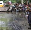una pareja de adultos mayores cargando a un bebé tras los deslaves en la sierra norte de puebla una pareja de adultos mayores cargando a un bebé tras los deslaves en la sierra norte de puebla