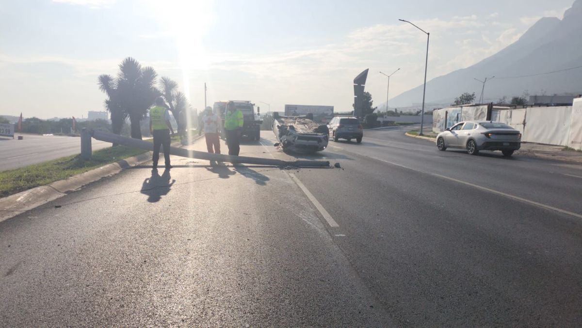 Jóvenes de 16 años resultan con golpes tras volcar en Leones en Monterrey Jóvenes de 16 años resultan con golpes tras volcar en Leones en Monterrey