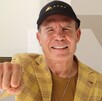 Julio César Chávez mostrándose contento debido al cariño que le ha mostrado la gente a lo largo de los años. Julio César Chávez mostrándose contento debido al cariño que le ha mostrado la gente a lo largo de los años.