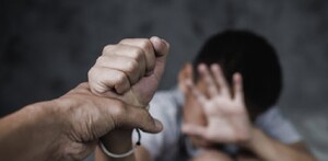 Imagen sobre el maltrato infantil de adulto a menores de edad