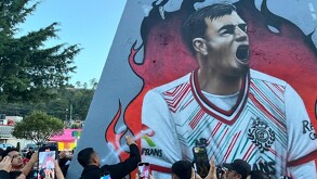 El portero Luis García Palomera develó el mural que le hicieron en la Colonia La Mora en Toluca como homenaje al triplete con Toluca.