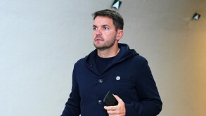 Nicolás Larcamón llegando al Estadio Olímpico Universitario para enfrentar al América en una nueva edición del Clásico Joven.