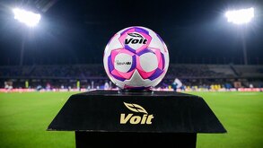 Balón de la Liga MX usado en el Apertura 2025 durante el Clásico Joven, Cruz Azul vs América.