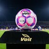 Balón de la Liga MX usado en el Apertura 2025 durante el Clásico Joven, Cruz Azul vs América.