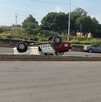 Una camioneta de Policía Municipal volcada de lado en una carretera de El Salto, Jalisco. Un coche azul con logo de Una camioneta de Policía Municipal volcada de lado en una carretera de El Salto, Jalisco. Un coche azul con logo de
