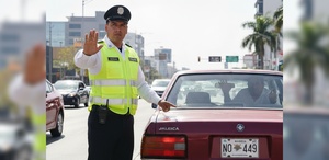 Agente de tránsito deteniendo a coche con placas antiguas de Jalisco