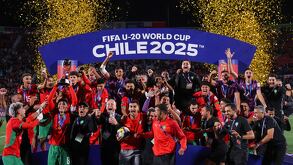 Selección de Marruecos levantando el campeonato mundial sub-20 tras vencer a Argentina en la Gran Final.