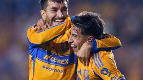 Ángel Correa festejando su gol ante Necaxa junto a 'Chicha' Sánchez en el Estadio Universitario.
