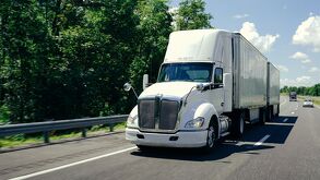 Tráiler avanza por la autopista México-Puebla, la mañana de este 19 de octubre de 2025.