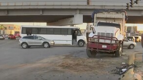 Aparatoso accidente en el Bulevar Rebollo Acosta de Gómez Palacio, camión de ruta blanco con rojo dañado.