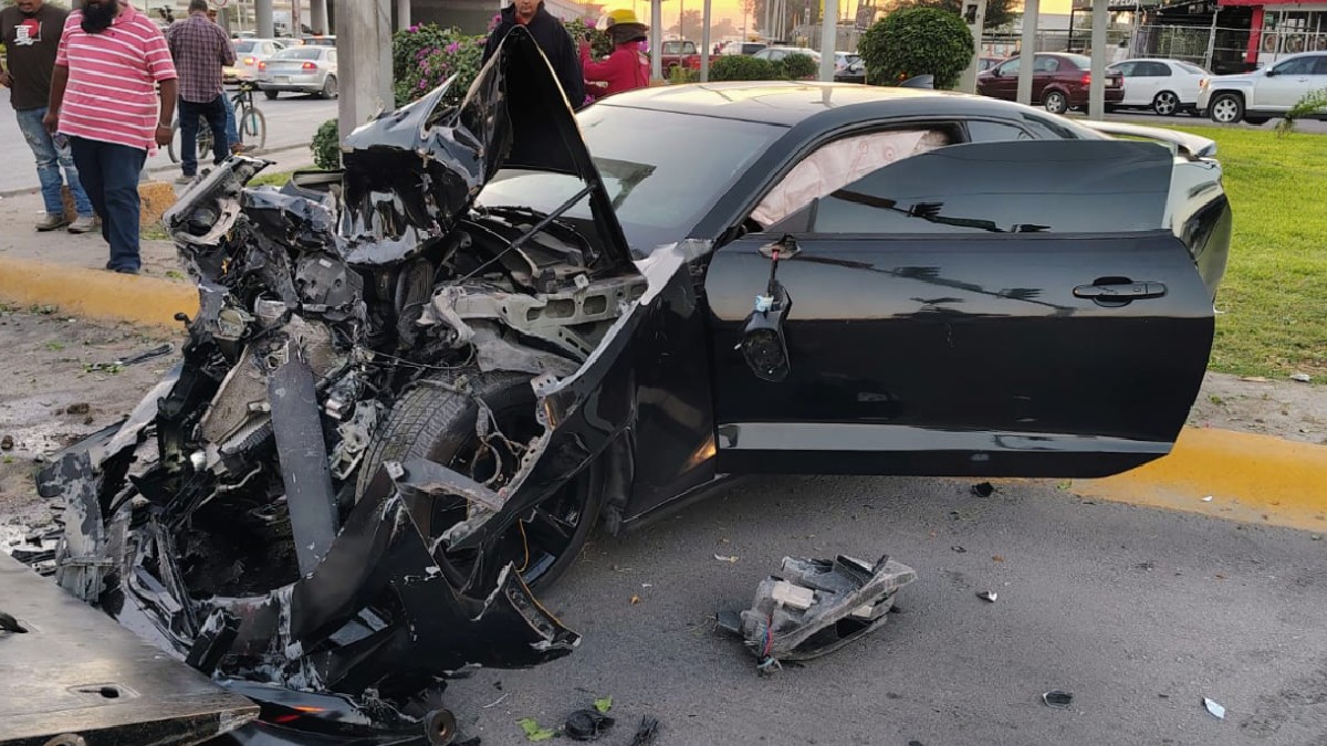 El automóvil gris quedó con la parte frontal completamente destrozada tras la colisión.