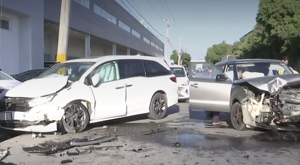 Carros dañados tras un accidente en donde estuvieron involucrados 3 automóviles.