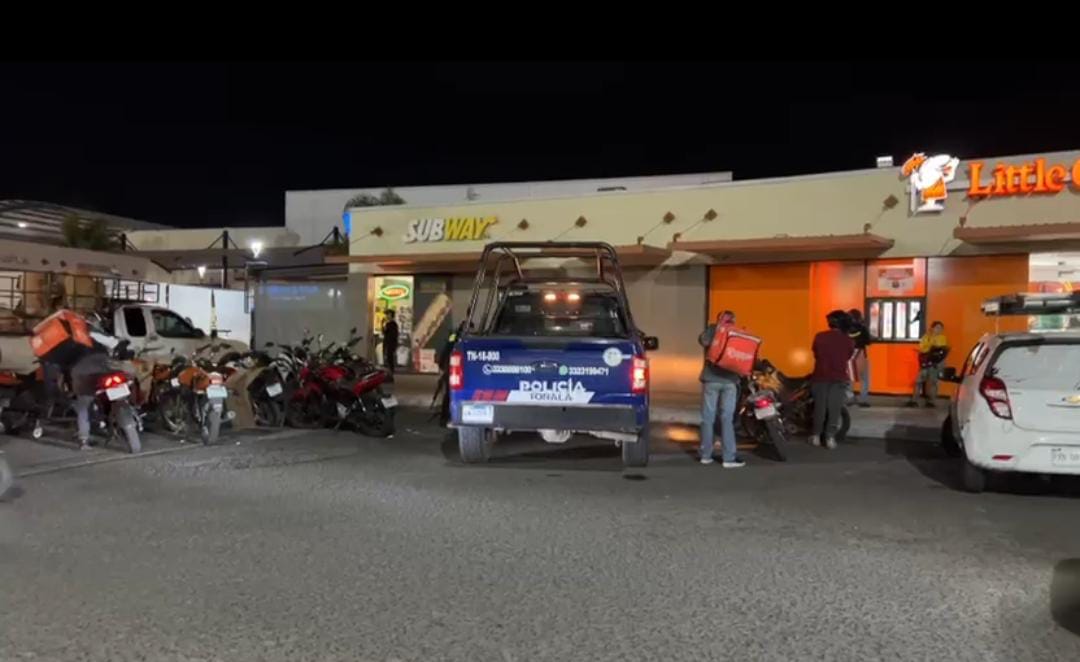 Patrulla de la policía municipal en Plaza Altea de Tonalá. Patrulla de la policía municipal en Plaza Altea de Tonalá.