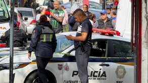Policías de la Ciudad de México acordonando la zona donde mataron a una mujer en San Pedro Mártir, Tlalpan.