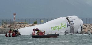Rescatistas apoyan en avión que cayó al mar en Hong Kong
