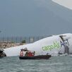 Rescatistas apoyan en avión que cayó al mar en Hong Kong