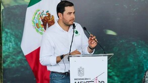 Bernardo Bravo Manríquez, presidente de la Asociación de Citricultores del Valle de Apatzingán en presentación pública.