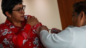Enfermera vacunando a mujer en la Ciudad de México.