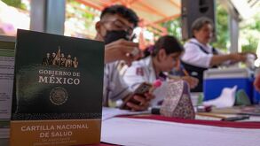 Personal de salud en México participa en la campaña de vacunación nacional para poner vacunas