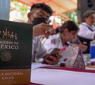 Personal de salud en México participa en la campaña de vacunación nacional para poner vacunas