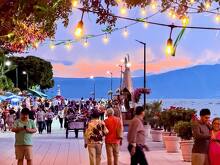 Personas paseando por el malecón de Chapala