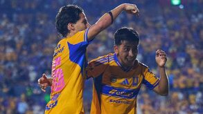 Diego Lainez festejando su gol ante Necaxa junto a Diego Sánchez en el Estadio Universitario.