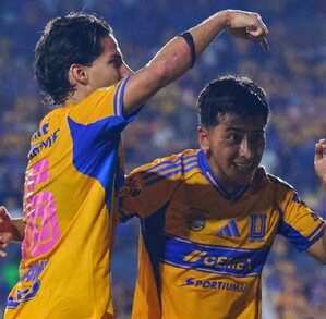 Diego Lainez festejando su gol ante Necaxa junto a Diego Sánchez en el Estadio Universitario. Diego Lainez festejando su gol ante Necaxa junto a Diego Sánchez en el Estadio Universitario.