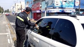 Policía de transito dando folletos sobre la prevención vial en el municipio de Nezahualcóyotl, Estado de México.